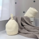 Caciula pentru bebelusi tricotata cu pompon, alb laptos (2)